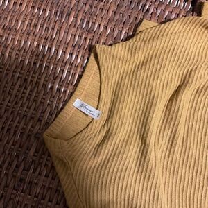 Gilmore mustard color tunic in size s/m